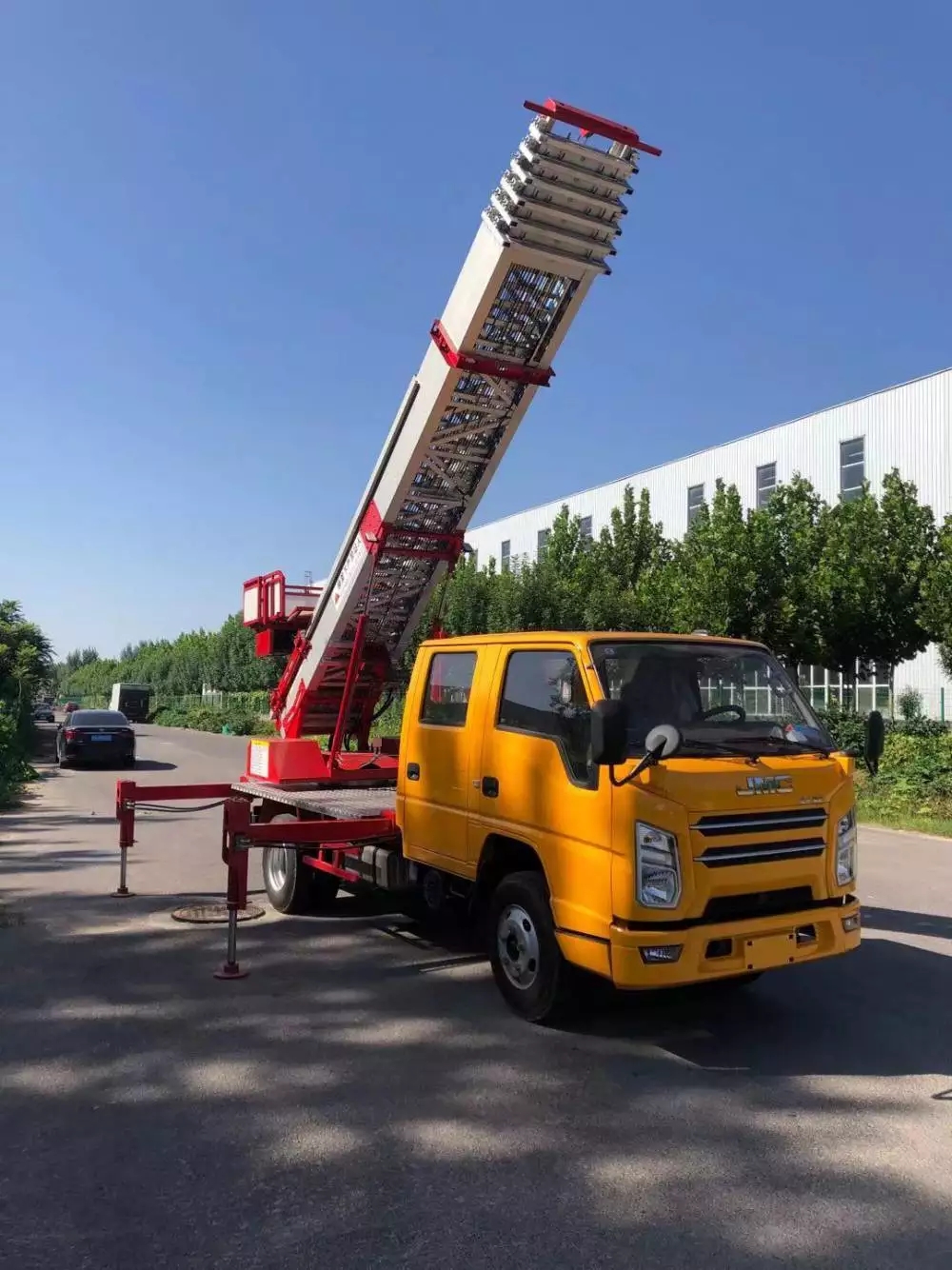 恩阳附近的云梯车出租服务：轻松解决高空作业需求