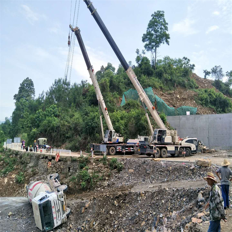 恩阳汽车掉沟里叫吊车救援要多少钱